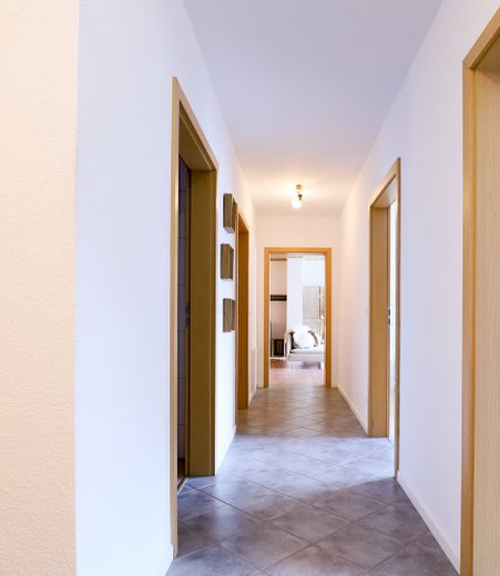 Casa unifamiliare ristrutturata con 2 garage enormi e innumerevoli possibilità di sviluppo – Foto 14
