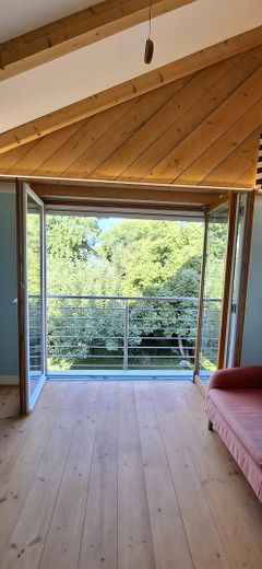 Arrivare. Respirare. Sentirsi a casa. Casa d'architetto in costruzione ecologica in legno – OG Zimmer West Falttür