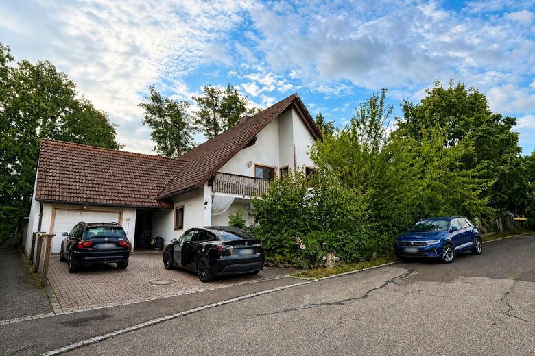 Großzügiges Familienanwesen mit Einliegerwohnung, 225 m² Wohnfläche und besonderem Flair – Straßenansicht und Zufahrt