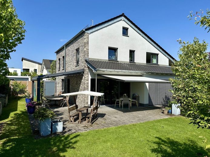 Modernes Wohnen für Familien: Freistehendes A+ Einfamilienhaus mit großzügigen Außenflächen – Garten