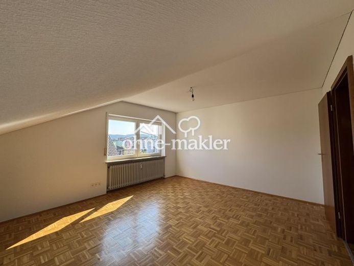 Helle, geräumige und frisch sanierte 2,5 Zimmer-Dachgeschosswohnung – Foto 1