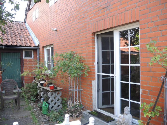 Functional and Solid Country House in the Wendland – Ausgang zur Terrasse