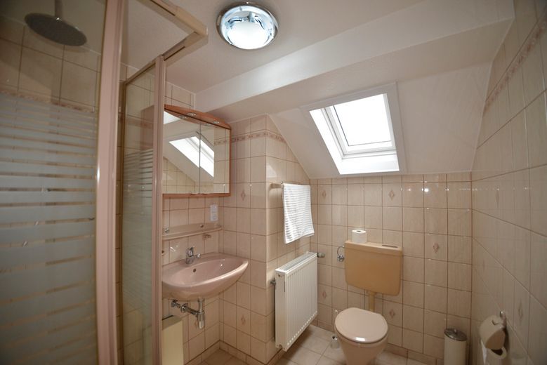5 Zimmer Maisonett-Wohnung mit 2 Bädern und ca. 124 m² Wohnfläche im beliebten Langerfeld – Duschbad oben