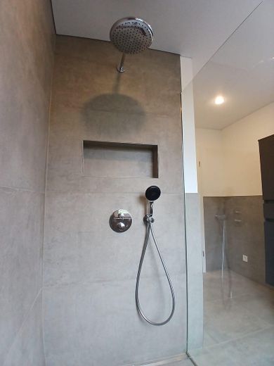 Piso de 4 habitaciones completamente renovado con balcón en Trier-Heiligkreuz – de alta calidad y listo para entrar a vivir – Badezimmer