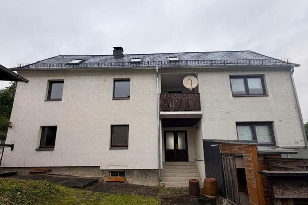 Property No.: 5626 - Beautiful two- to three-family house with double garage in Plauen (Unterlosa)