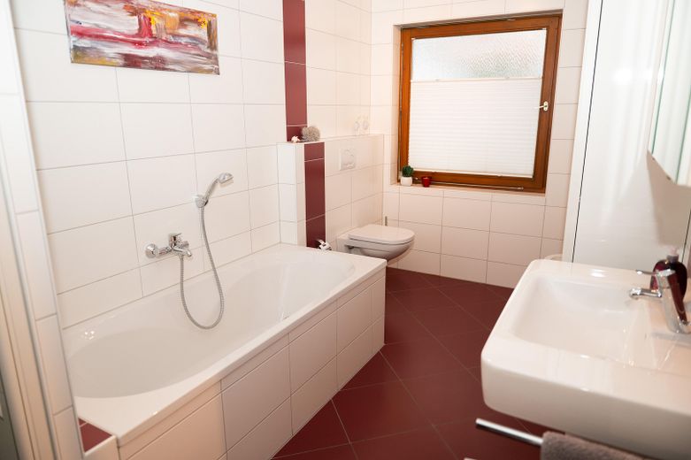 Wohntraum - Gepflegtes, großzügiges Zweifamilienhaus in Fürstenberg (Bad Wünnenberg) – Masterbad Erdgeschoß