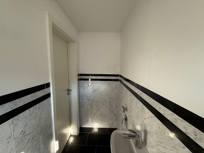 Modernisiertes Einfamilienhaus mit separatem Wohnbereich und großem Garten in Lonnerstadt – WC EG