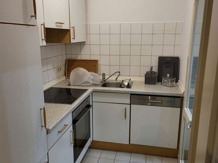 Möblierte 2-Zimmer mit Einbauküche, Laminat und Wannenbad in guter Lage – Foto 1