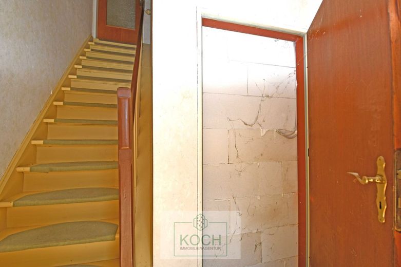 Großes 1-2 Familienhaus mit großem Grundstück in Loxstedt-Hahnenknoop – Treppe-zum-DG-und-Tür-zum-EG