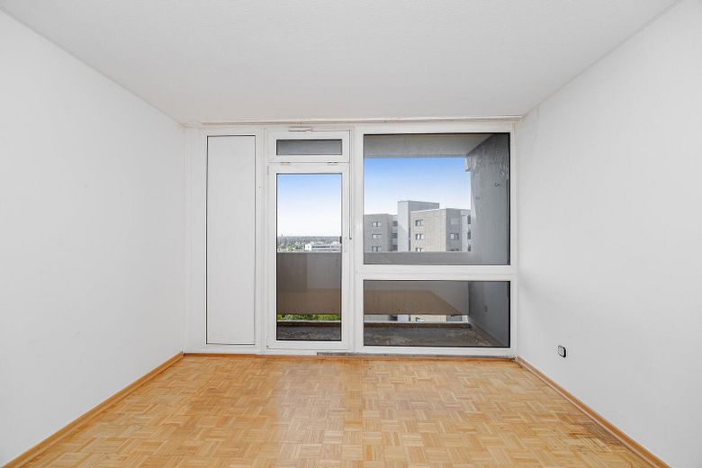 Bezugsfreie 3-Zimmer-Wohnung im 13. Obergeschoss mit zwei Balkonen und Alpenblick – Foto 4