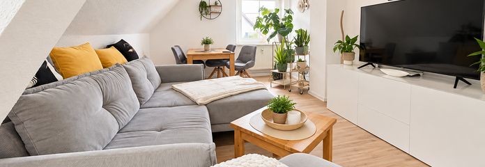 schöne 2 Zimmer DG-Wohnung, frei ab 01.12. – Wohnzimmer Blick 1