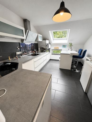 Großzügige 4-Zimmer-Maisonettewohnung – Küche mit Barinsel