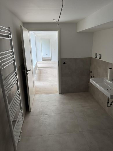 First occupancy after core renovation: Light-filled residence with garden view in Rahm – Badezimmer rückwärtig