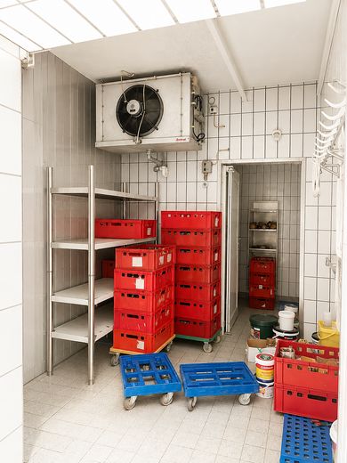 Gewerbeeinheit mit Ausstattung ideal für Metzgerei, Bäckerei oder Imbiss – Kühlhaus