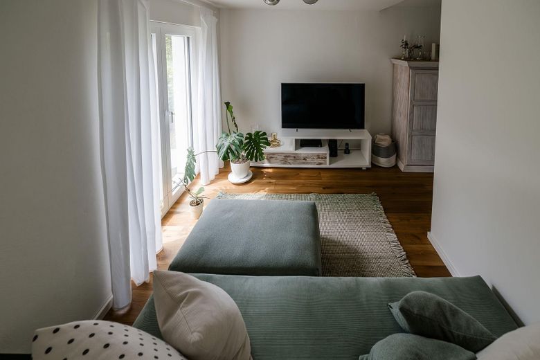 Blick von Küche in Wohnbereich