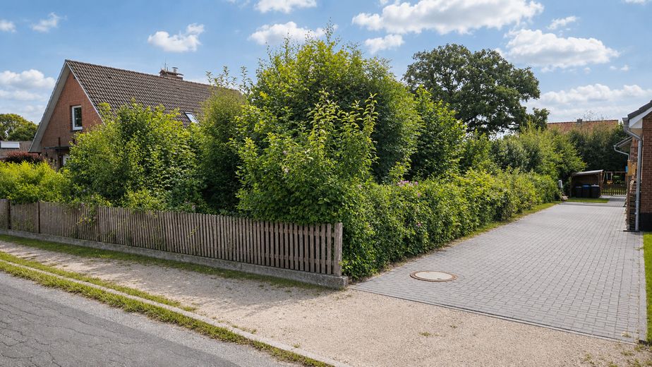 880 m² Baugrundstück ohne Baubindung mit genehmigter Planung für zwei Einfamilienhäuser – Seitenansicht