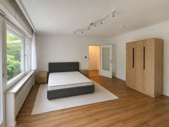 Appartement moderne avec nouvelle cuisine équipée, terrasse et mobilier partiel – disponible immédiatement ! – Wohn-/Schlafbereich