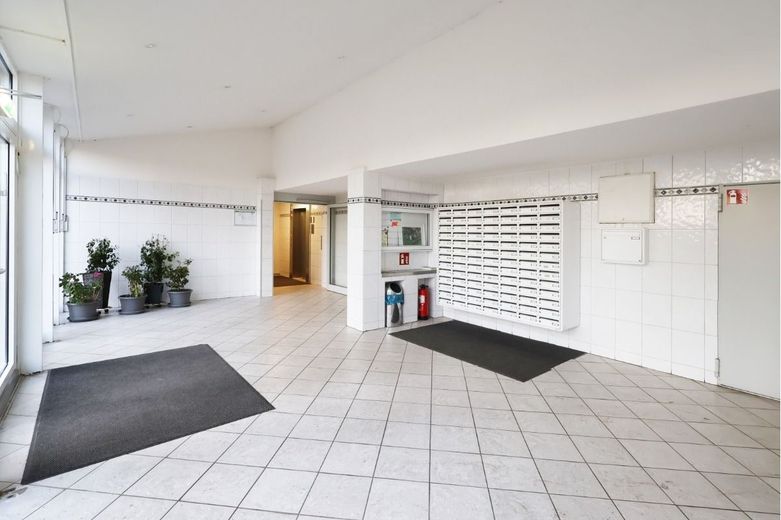 Clever investieren oder selbst einziehen - 2-Zimmer-Wohnung mit Weitblick in Pinneberg-Waldenau – Hausflur
