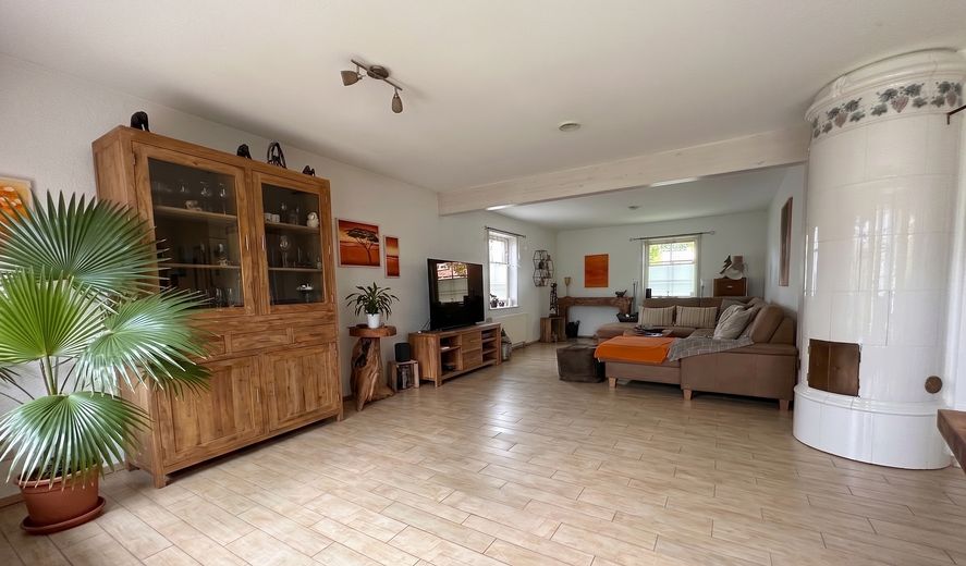 Senza provvigione: porzione di bifamiliare in stile casa svedese con sauna, ampio giardino e vista sui campi – Wohnbereich
