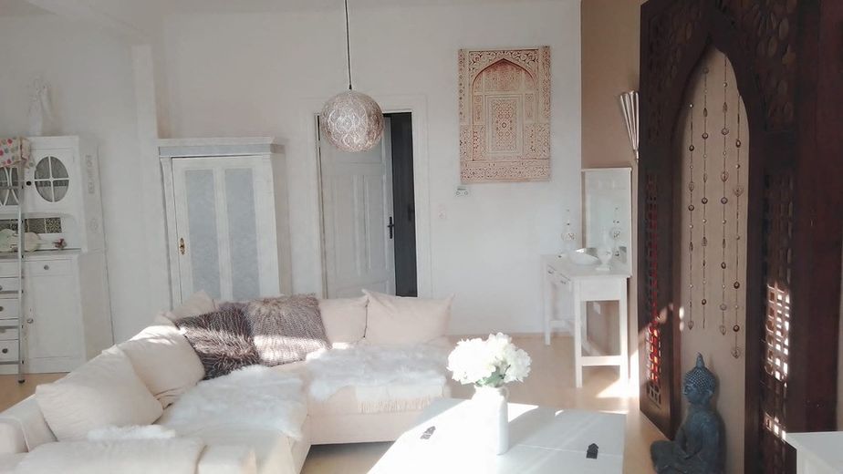 Schöne 2 Zimmer Altbauwohnung voll möbliert – Foto 3