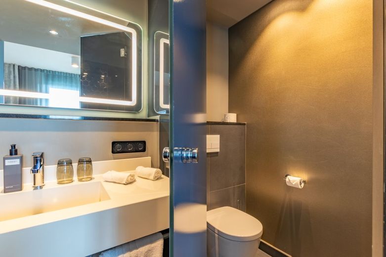 Möbliertes Studio mit Balkon: 10.OG Cloud No.7 über Milaneo – WC