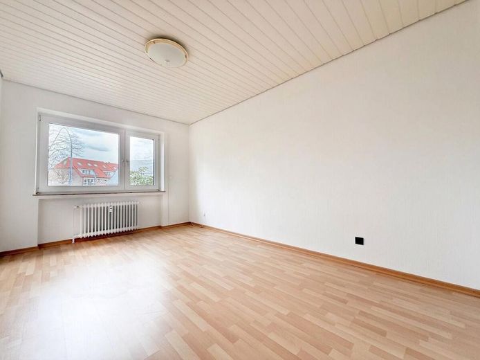 EG-Wohnung - Traumhafte Lage am Stadtpark mit Südbalkon – Helles Zimmer 