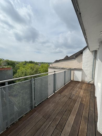 Ampio appartamento ristrutturato di 5 locali al piano in Rüttenscheid con balcone, bagno per gli ospiti, ascensore, 4° piano – Balkon
