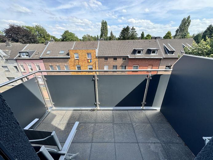 شقة حديثة من 3 غرف مع منطقة معيشة مفتوحة ومصعد وموقف سيارات في ألسدورف – Balkon