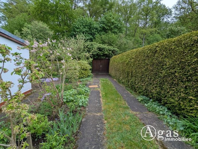 Sonniges Baugrundstück mit Ferienhaus und Garage - direkte Waldrandlage in Melchow – Garage