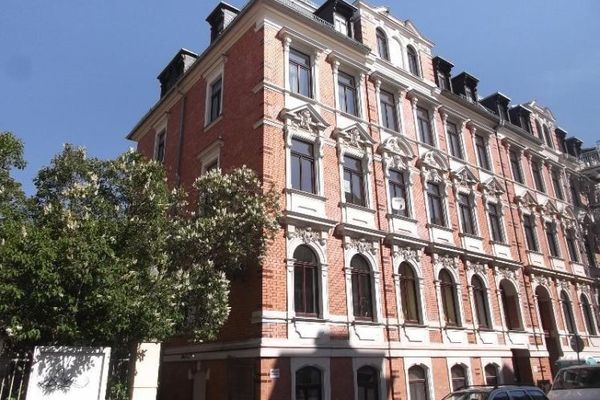 -Vicino al centro- conveniente appartamento di 1 stanza nel seminterrato con garage... adatto anche per piccole attività commerciali