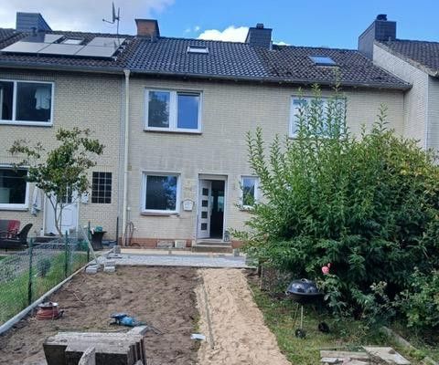Norderstedt casa a schiera centrale ca. 100 mq di superficie abitabile, 240 mq di terreno. 4 locali, cucina componibile, 2 bagni, cantina