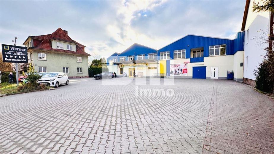 Modernisierter Gewerbekomplex (2 Gebäudeteile) mit langfristigem Mieter + freie Flächen im OG – Parkflächen vor dem Gebäude