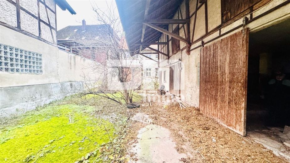 Wohn / Gewerbe Ensemble mit Wohnhaus, Stallgebäude, großer Scheune sowie Nebengebäude – Innenhofbereich 1 / Zufahrt über Frontseite