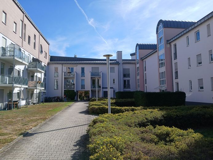 Affascinante bilocale con balcone e posto auto in autorimessa interrata — Regensburg-Galgenberg – Innenhof West->Ost