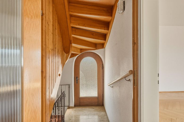 Familienhaus mit großem Garten und Potenzial – Treppe