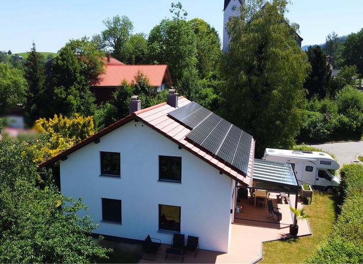 Zukunftssicheres Wohnen im Allgäu: Kernsaniertes energieeffizientes EFH - Einziehen & Wohlfühlen – Blick von Westen