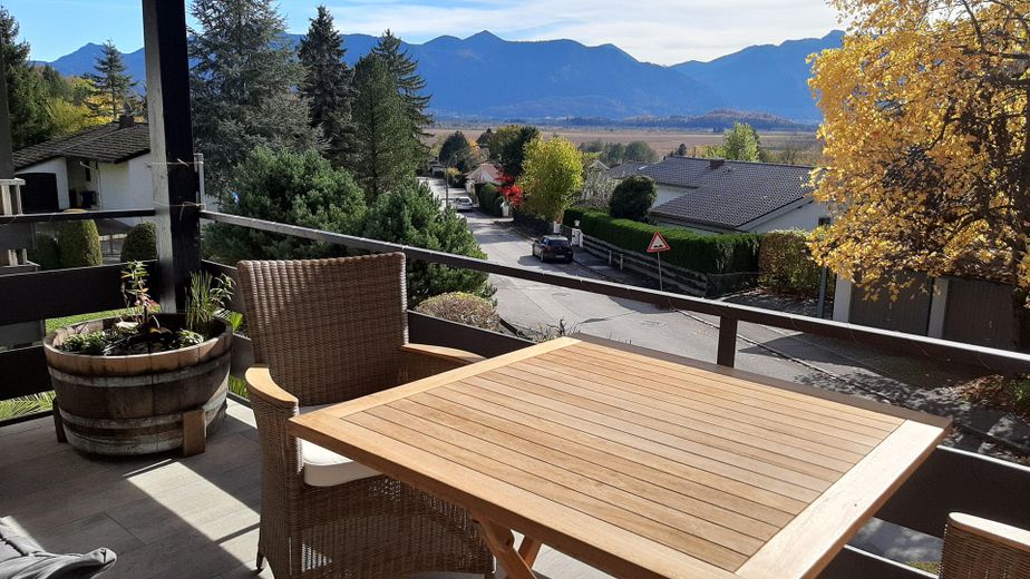 Moderno, pregiato e tranquillo appartamento di 2 locali COMPLETAMENTE ATTREZZATO con ampio balcone esposto a sud a Murnau-Moosrain – Balkon
