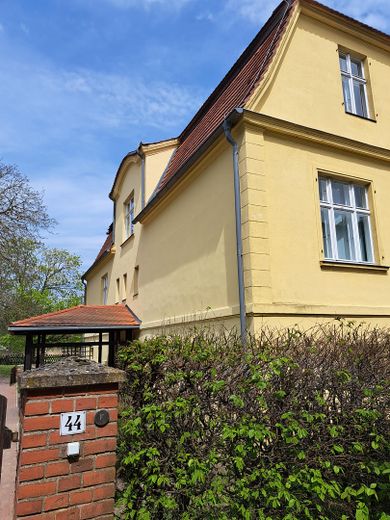 Blick auf Gebäude von Straße