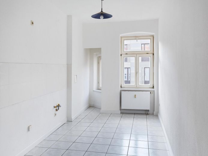 Bestandsvermietete 2-Zimmer-Altbauwohnung im denkmalgeschützten Gründerzeithaus – Helle Küche mit Tagesfenster