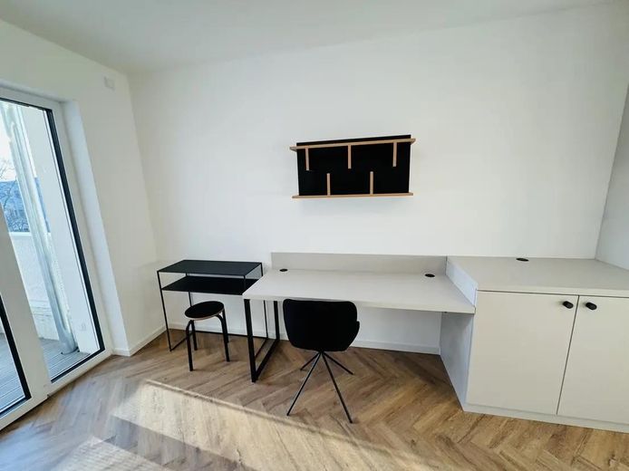 Neubau! 1-Zimmer möbliert mit EBK + Balkon + Abstellkammer + Waschmaschinenanschluss in Adlershof! – Schreibtisch