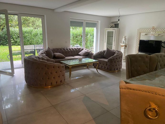 Wohnzimmer mit Zugang Garten