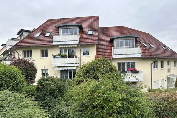 ¡Piso de 2 habitaciones con balcón y plaza de aparcamiento en una zona tranquila! ¡Zwickau-Cainsdorf! Disponible a partir del 1.10.26