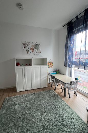 Moderne 3-Zimmer-Wohnung mit Einbauküche in zentraler Stadtlage – Kinderzimmer