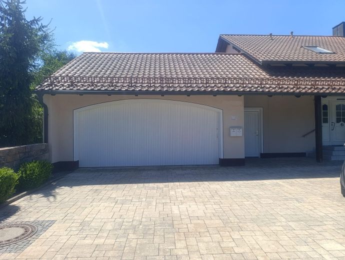 Zweifamilienhaus mit 302 m² Wohnfläche in Wildenberg – Garage