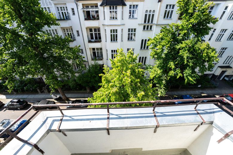 Provisionsfrei: Am Cosimaplatz in Friedenau, 2.5 Zimmer Altbau mit Balkon im 3.OG, Fernwärme – Blick in die Strasse