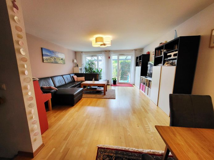 Wohnzimmer mit Blick in Garten