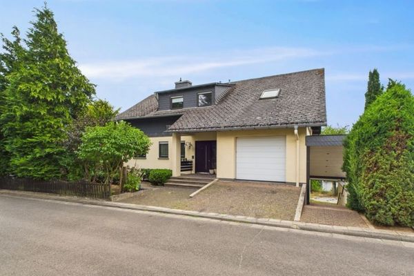 Spaziosa casa unifamiliare con appartamento indipendente, ampio giardino in una tranquilla zona residenziale di Kümbdchen vicino a Simmern.
