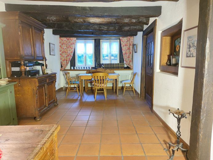 Sin intermediarios: finca con entramado de madera de alrededor de 1720 – aprox. 1.030 m² de superficie habitable/útil, salón, taller, edificio anexo – Wohn- und Essraum EG