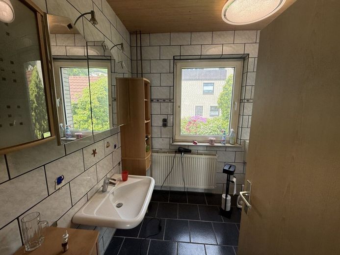 Vielseitiges Ein- bis Zweifamilienhaus mit großzügigem Grundstück in Volmerdingsen – Badezimmer