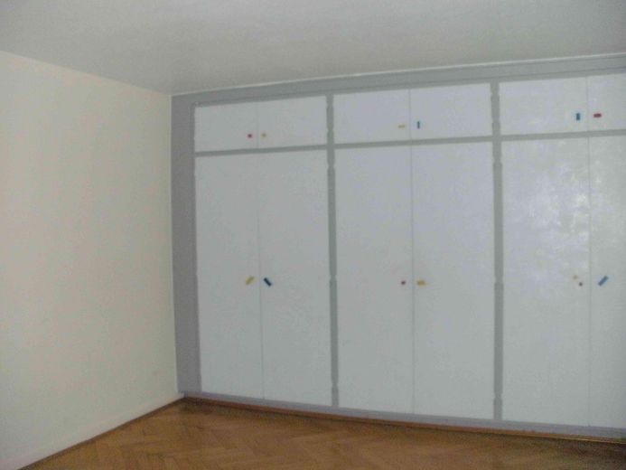 renov.bedürft. 3,5-Zi-Whg mit Balkon und EBK samt sep. DG-Whg. im Rohbau, in freundl. MFH in HN –  SZ-Einbauschränke 1